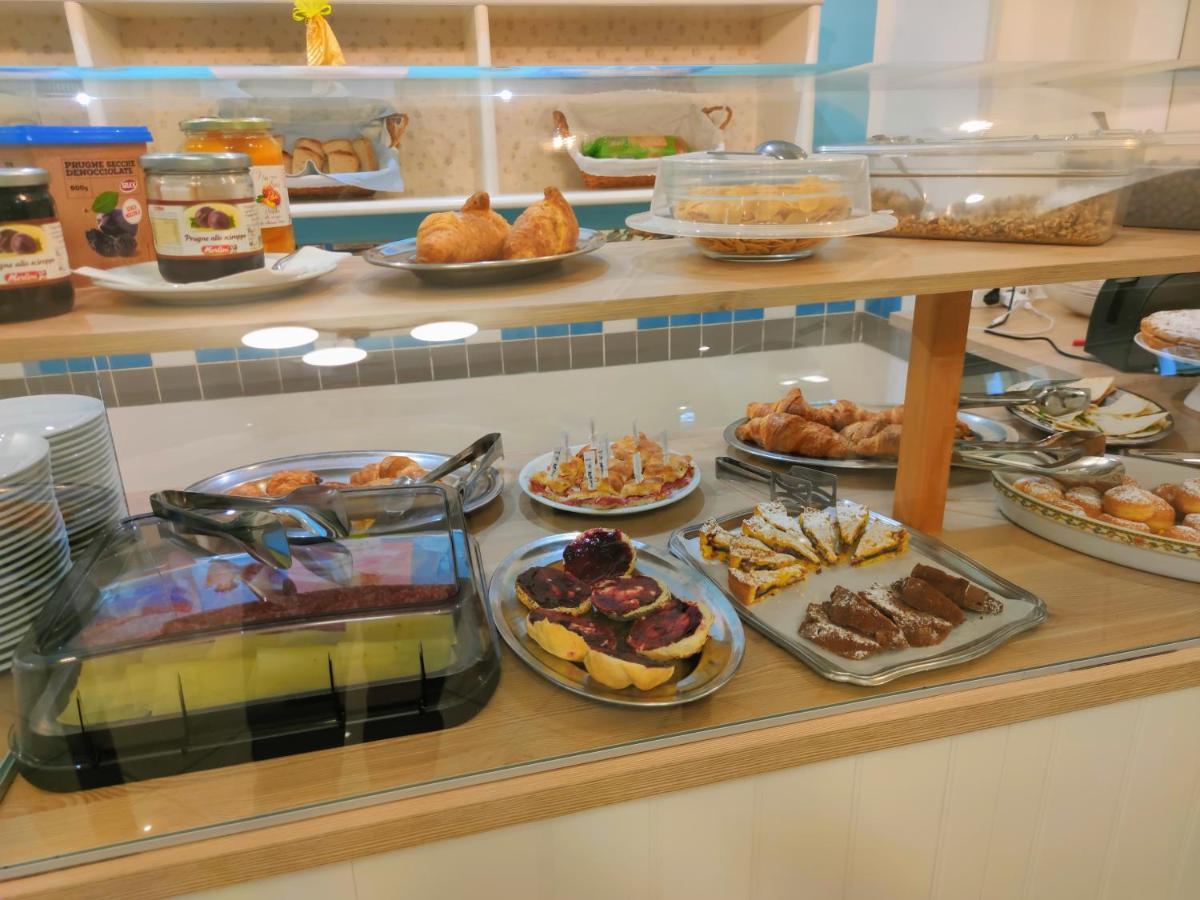 Hotel Adria B&B - Colazione Fino Alle 12 Misano Adriatico Zewnętrze zdjęcie